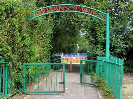 Entrance to Oippins park